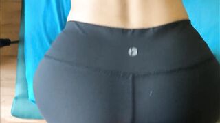 Amateur girlfriend dry hump and cumshot yogapants